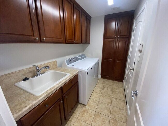 Building Photo - Top of the Hill - Gorgeous 5 Bedroom 3 Bat...