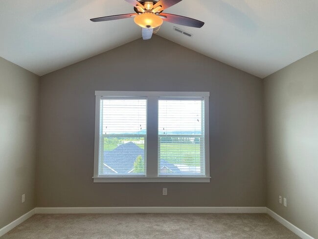 Building Photo - LUXURY 4 Bed Camas Townhome! Gated Communi...