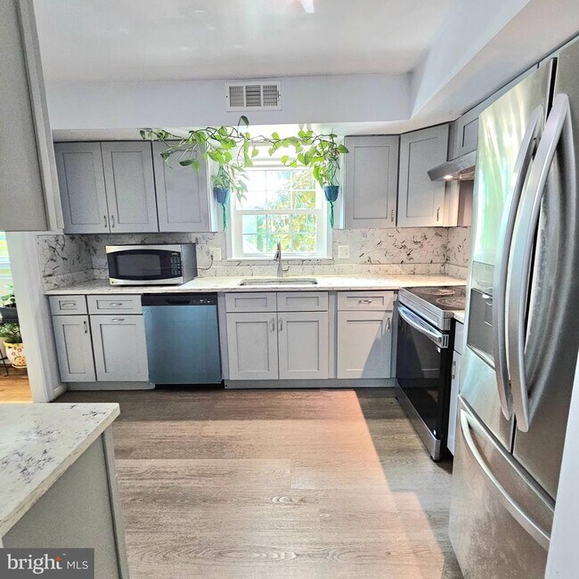 Building Photo - 7603 Tiverton Dr