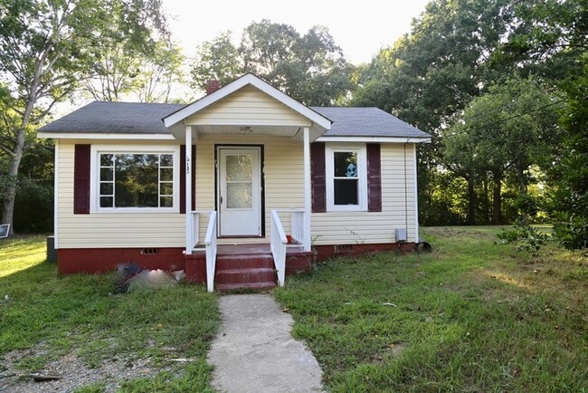 Primary Photo - Three Bedroom, One Bath well cottage close...