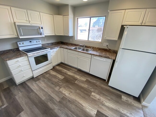 Building Photo - Updated Ranch Style Home