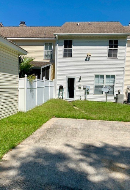 Building Photo - Westbury Park Two Bedroom, Two Bath Townhome!