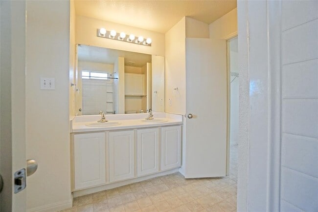 Building Photo - 714 Lavaca Loop