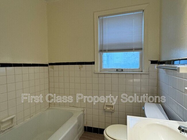 Building Photo - 1904 NE 25th St