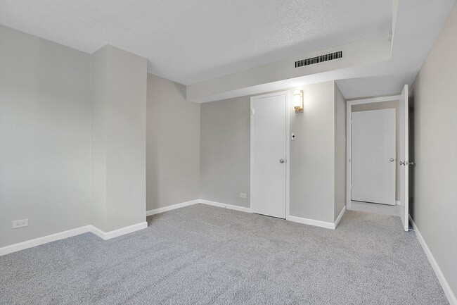 Building Photo - Remodeled 2BD, 2BA Cap Hill Condo with Bal...