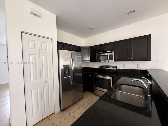 Building Photo - 3204 SE 5th Ct