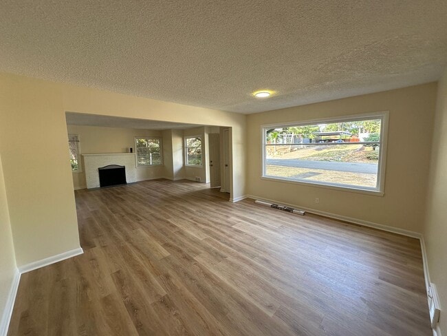 Building Photo - Burien - Recently Renovated 2 Bedroom / 1.5 Bath with Normandy Park Beach Rights
