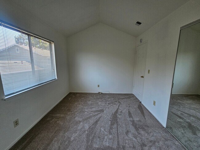 Building Photo - Great Location.... Gorgeous 2 Bedroom 2 Bath End Unit Condo in North San Jose