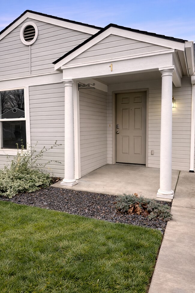 Building Photo - Peach104 (CWP)