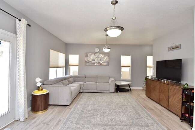 Building Photo - Great 4 Bedroom 3 Bath Home in South Jordan in Amazing HOA Community!