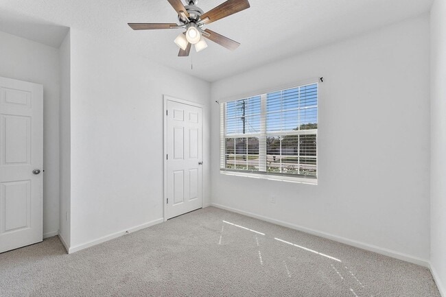 Building Photo - 357 SE Oakridge Dr