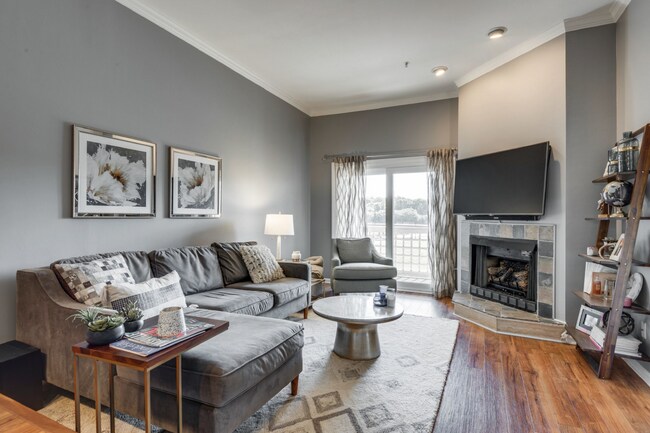 Primary Photo - 2 bed 2 bath w/pool LOCATION!!
