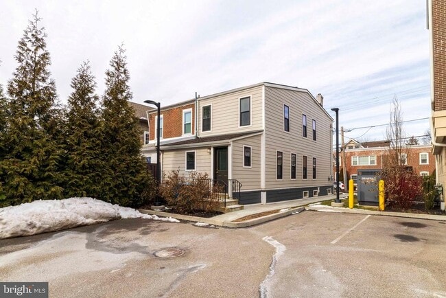 Building Photo - 606 Summit Ave