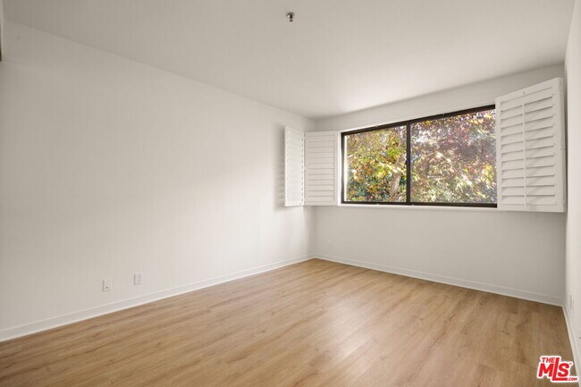 Building Photo - 2122 Century Park Ln