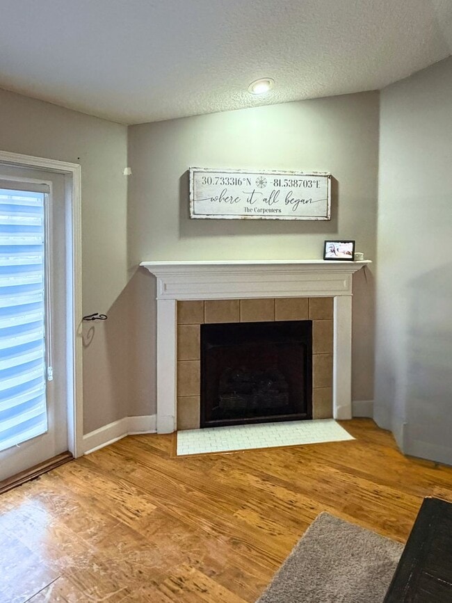 Building Photo - 4/2 with a LARGE fenced in yard!