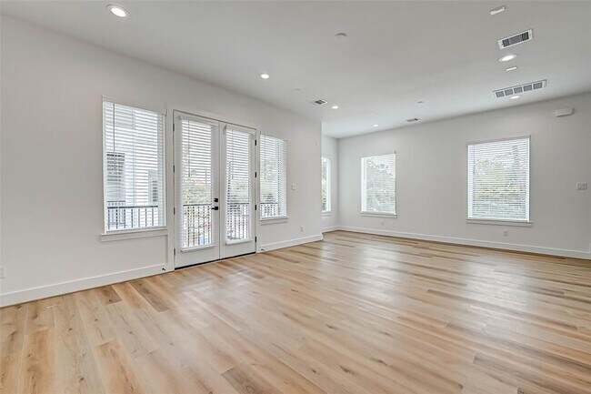 Building Photo - 3038 Live Oak St