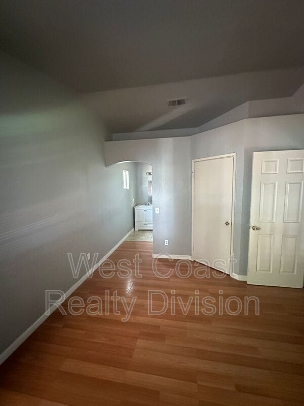 Building Photo - 1847 S Raintree Pl