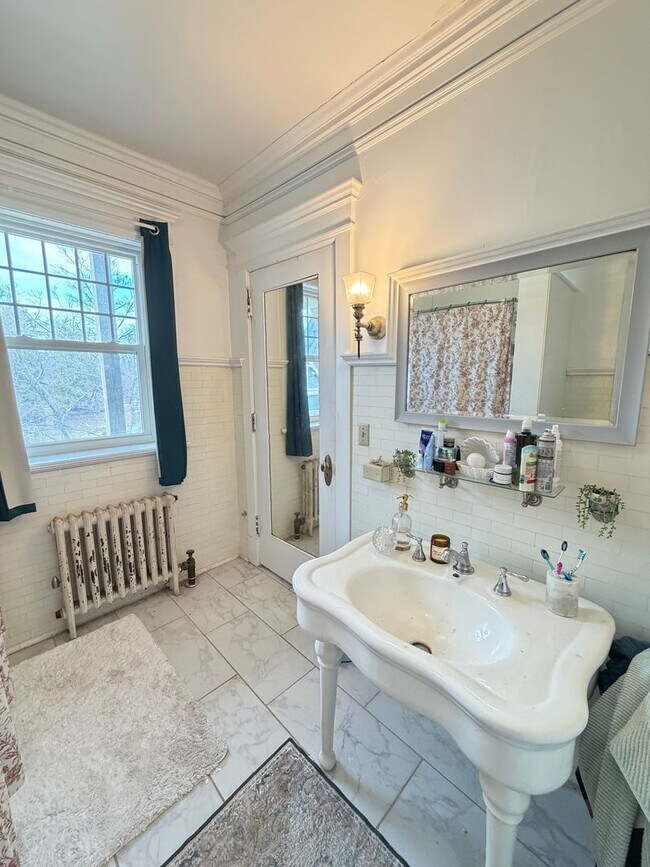 Building Photo - Beautiful 4 Bedroom/2 Bathroom Second Floor Apartment in East Duluth Mansion with Utilities Inclu...
