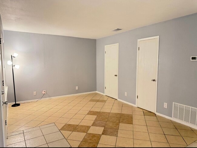 Building Photo - 1412 E Hillside Rd