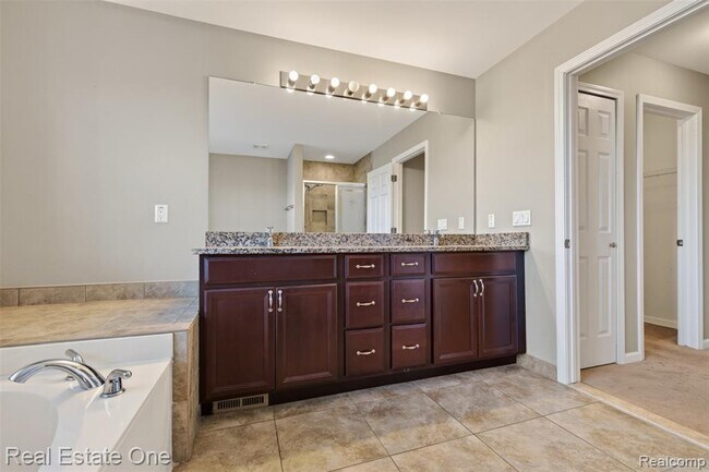 Building Photo - 699 Bay Pointe Dr