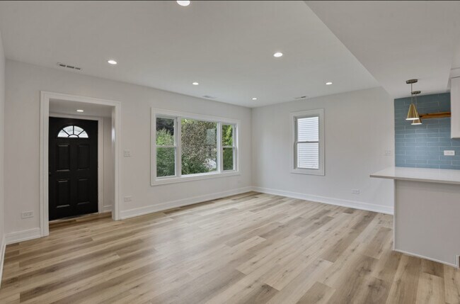 Building Photo - 9705 Oak Park Ave