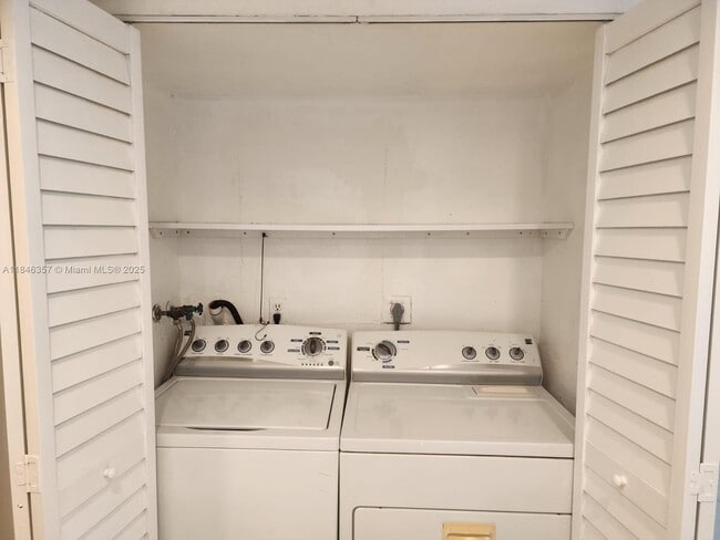 Building Photo - 6744 SW 40th St