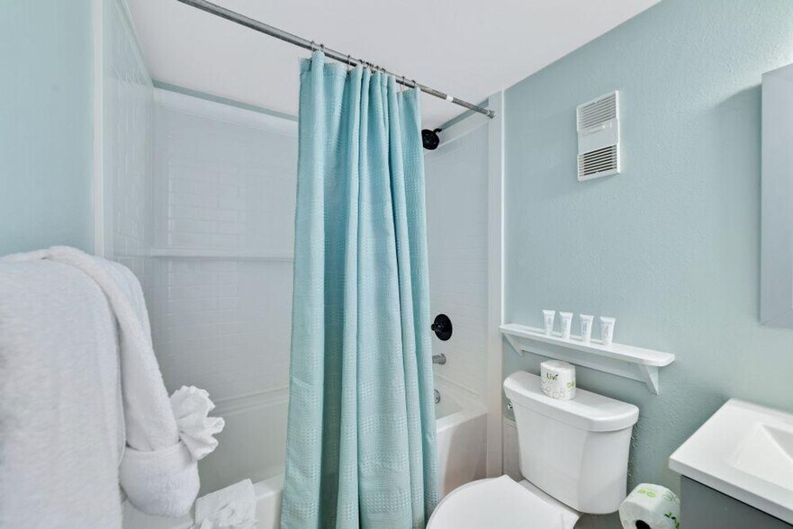 Building Photo - 409 E Beach Blvd