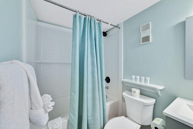 Building Photo - 409 E Beach Blvd