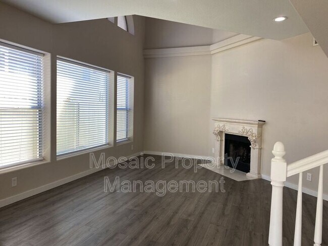 Building Photo - 4923 E Hazel Dr