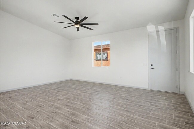 Building Photo - 827 E 33rd St