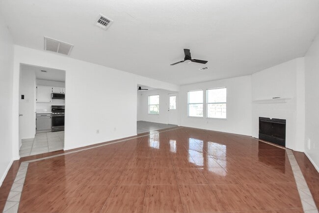 Building Photo - 403 Willow W Dr