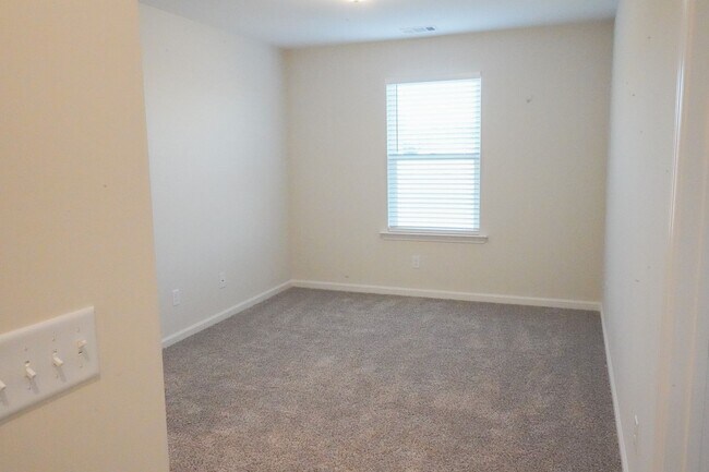 Building Photo - AVAILABLE NOW!