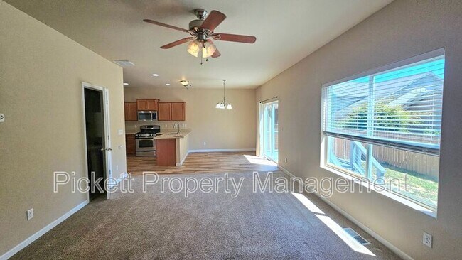 Building Photo - 102 Goldenrod St