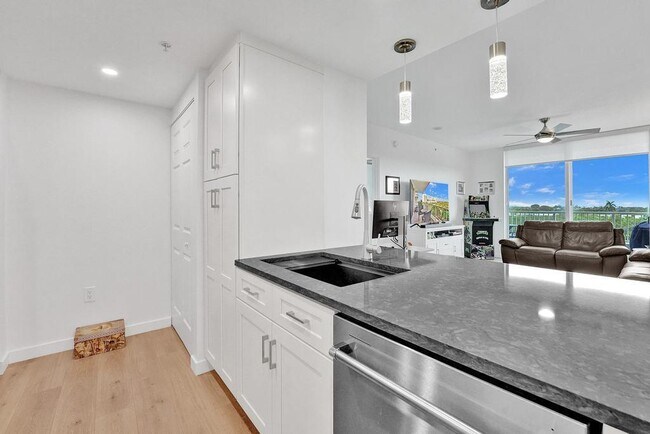 Building Photo - 700 E Boynton Beach Blvd