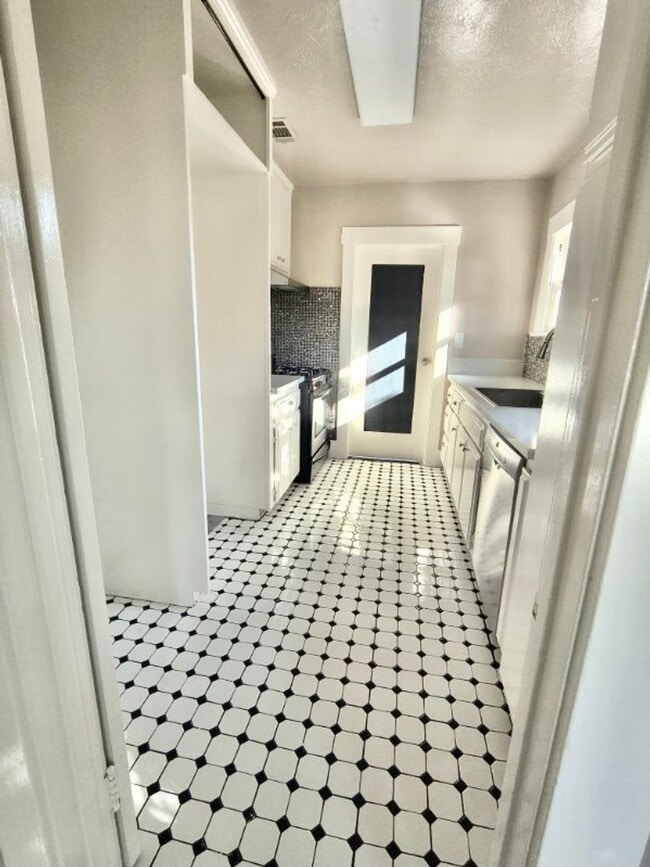 Building Photo - UPGRADED 2 BEDROOM 1 BATH HOUSE CLOSE TO UPTOWN WHITTIER