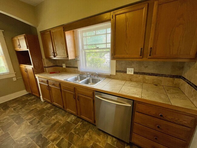 Building Photo - AVAILABLE NOW!! Move-In Special! Half Off ...