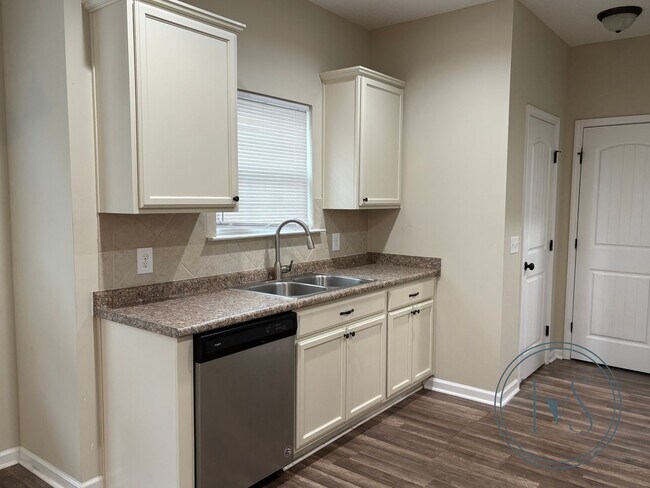 Building Photo - RATE DROP ALERT! (was $2400/month)