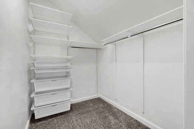 Building Photo - $2,400 - 3 Bed, 2.5 Bath Townhome with Fin...