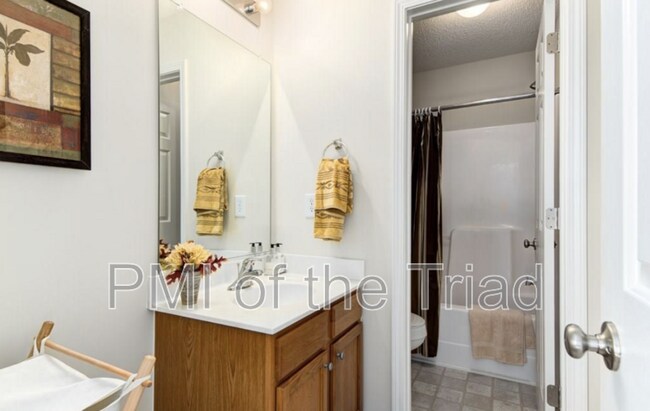 Building Photo - 116 Breezeway Ln