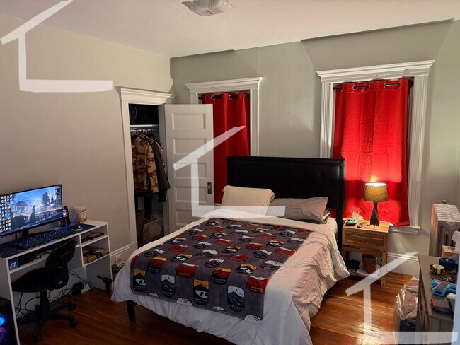 Building Photo - Spacious Apt w. Bonus office!  Heat and Hot Water Included!  Near T