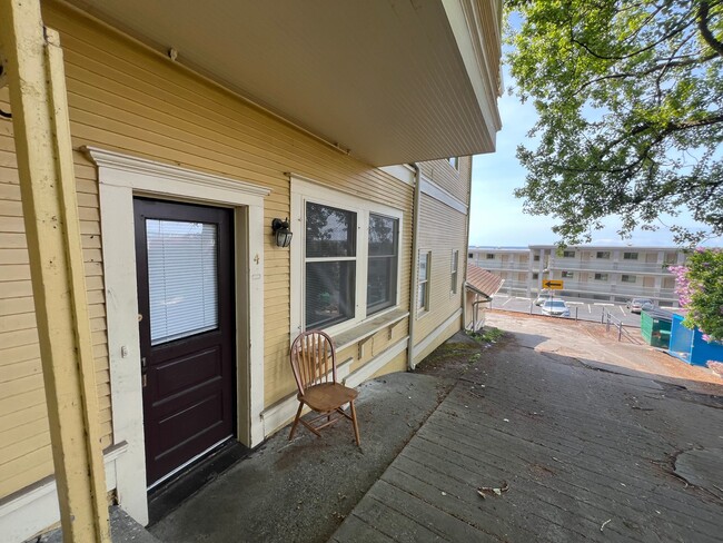 Building Photo - Studio apartment near WWU!