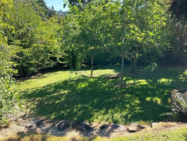 Building Photo - Charming Maplewood SFH with garden beds, fruit trees and finished basement