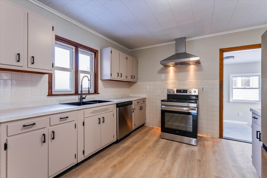 Building Photo - 32 Deland Park B