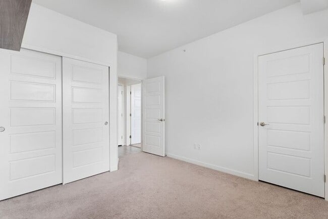 Building Photo - 2BR Condo w/ Fireplace, In-Unit Laundry & A/C in Parker