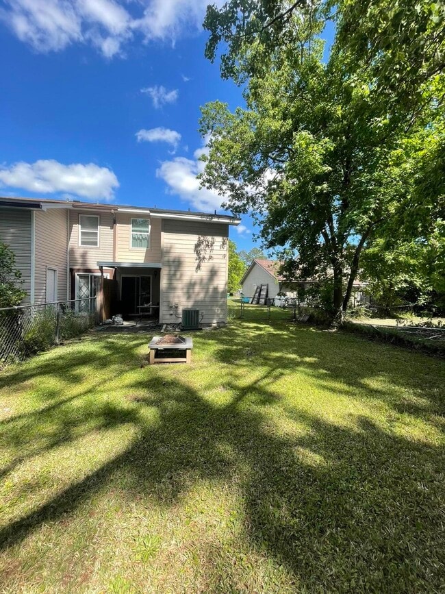 Building Photo - 702 Terrance Ct