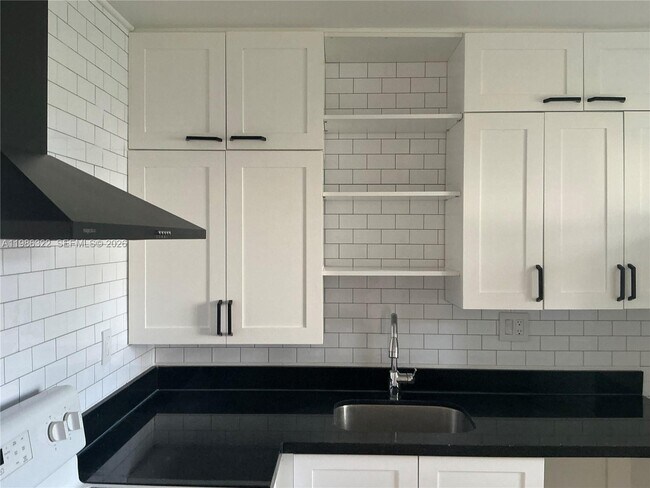 Building Photo - 501 Gardens Dr