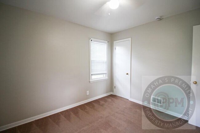 Building Photo - 2 Bed 1 Bath House Located In Council Bluf...