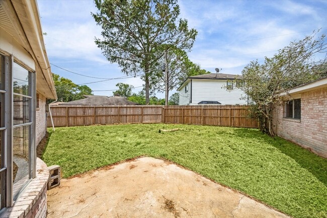 Building Photo - 503 Mary Ann Dr
