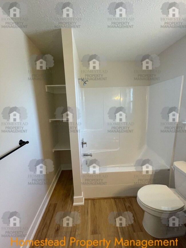 Building Photo - 186-188 SE Lacreole Dr