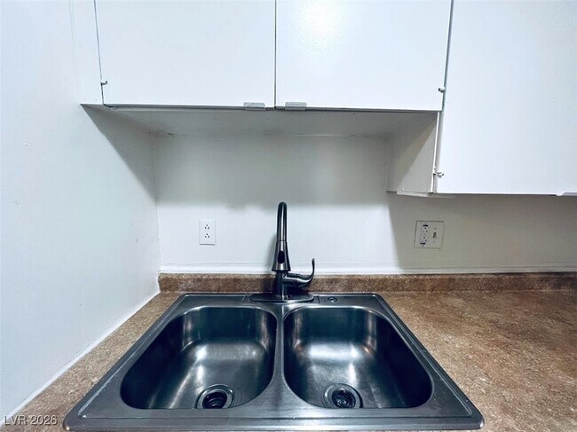 Building Photo - 3772 Royal Crest St